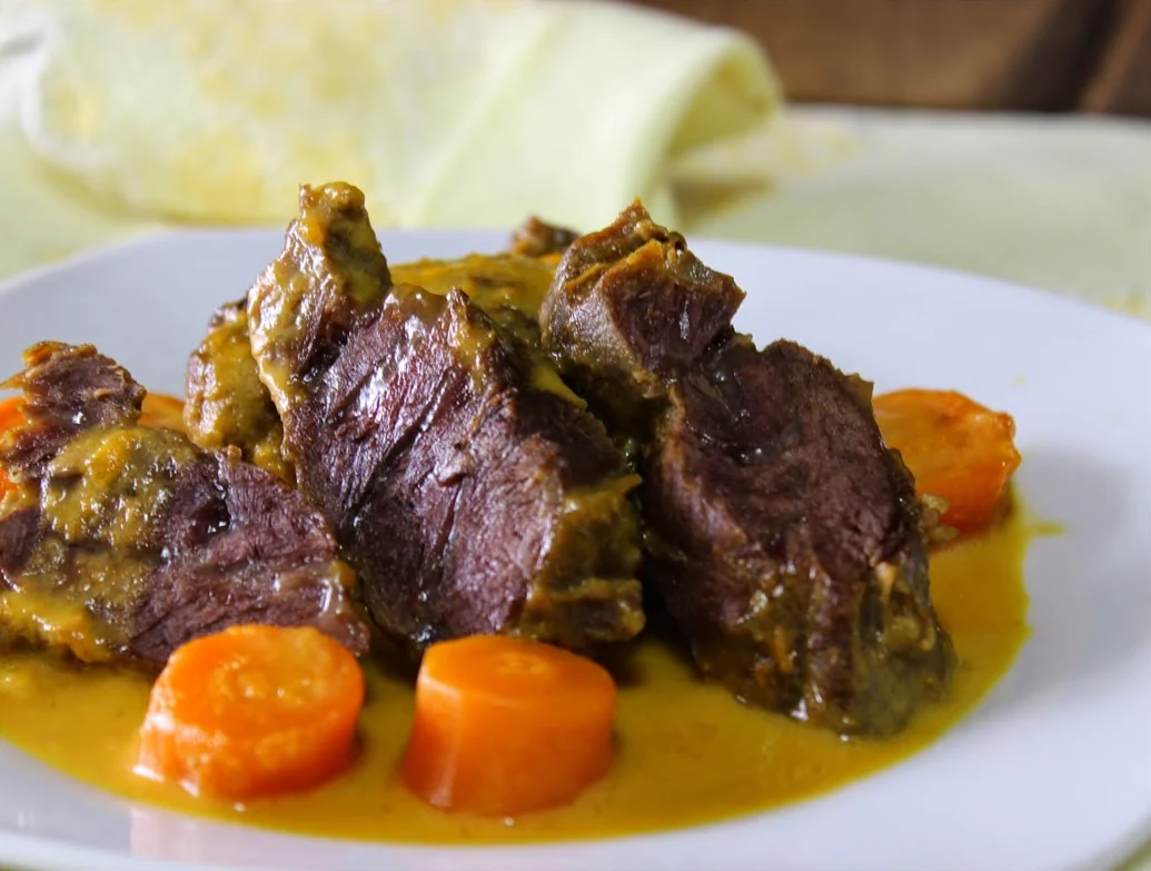 Presentación de Carrilleras de cerdo con salsa de vino